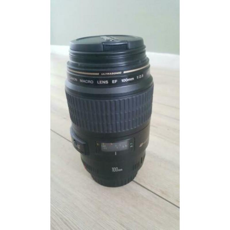 Canon Macro lens EF 100mm 2.8 USM