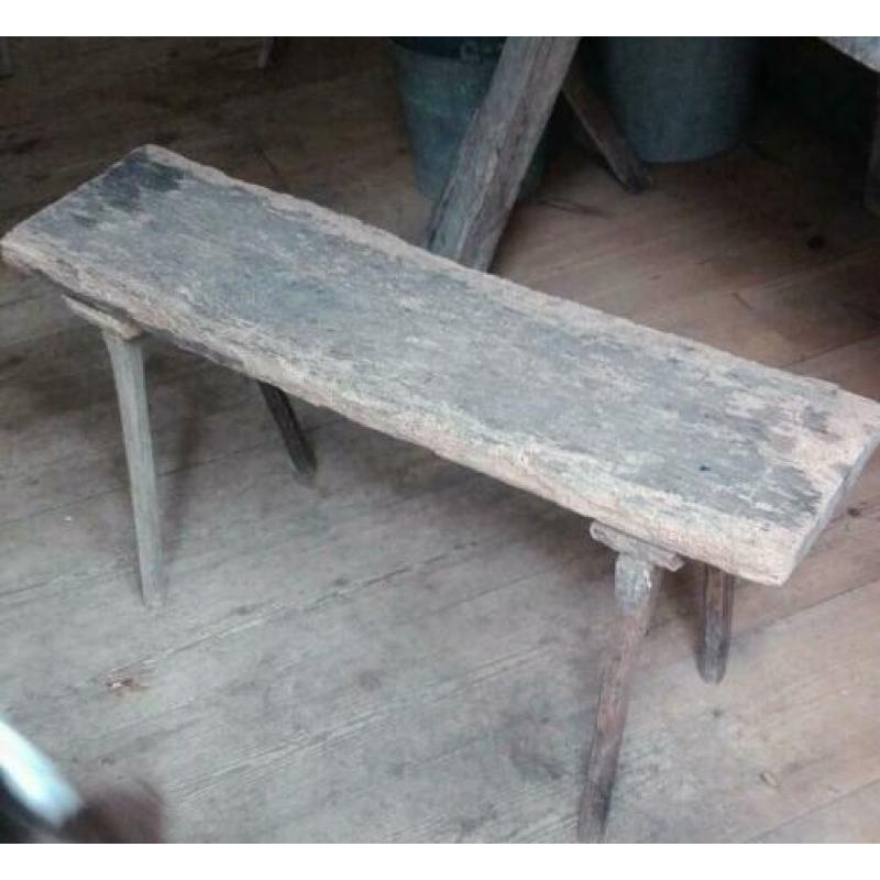 Oude stoere sobere houten bankjes krukjes