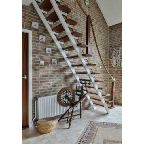 Recht trap, 14 treden, stalen frame, hardhouten tredes