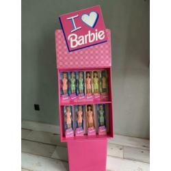 I love Barbie winkeldisplay + pink box dolls 1998
