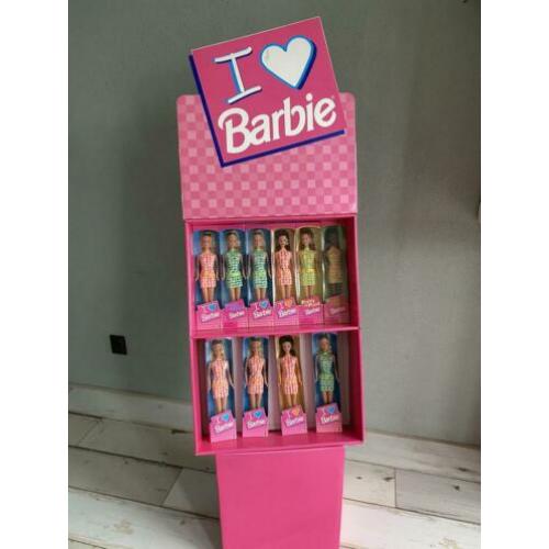 I love Barbie winkeldisplay + pink box dolls 1998