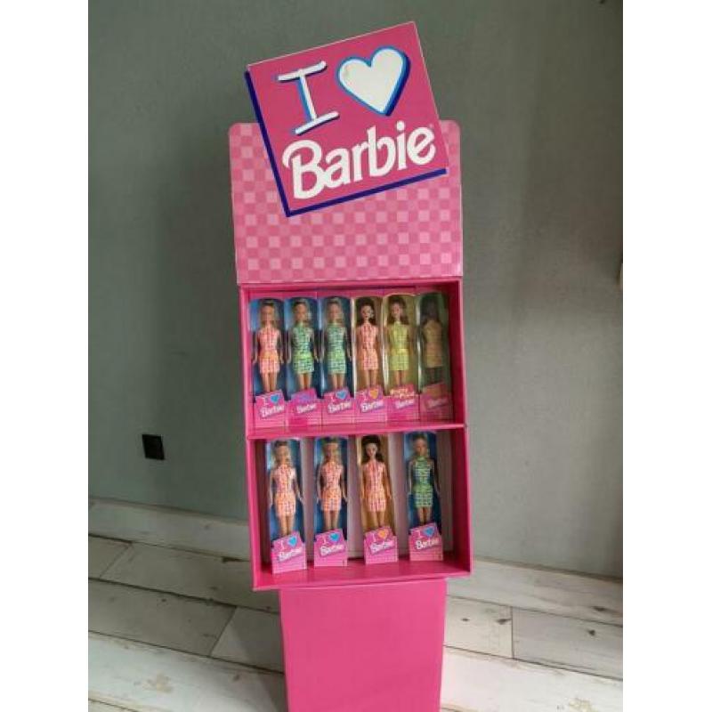 I love Barbie winkeldisplay + pink box dolls 1998