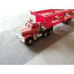 Vrachtwagen truck autotransporter met oplegger