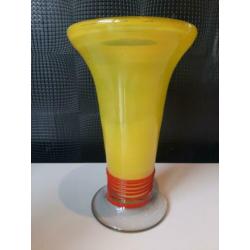 Handgemaakte gele vaas met rood glasdraad 30cm !