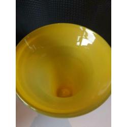 Handgemaakte gele vaas met rood glasdraad 30cm !