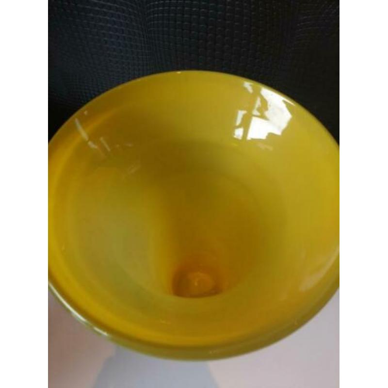 Handgemaakte gele vaas met rood glasdraad 30cm !