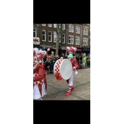 Leuke groep 13 personen, 2 confetti kanonnen &instrumenten!