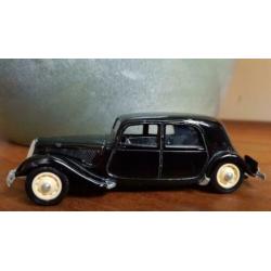 Zwarte Citroën 15 Six 1939 motorkap kan omhoog geklapt worde