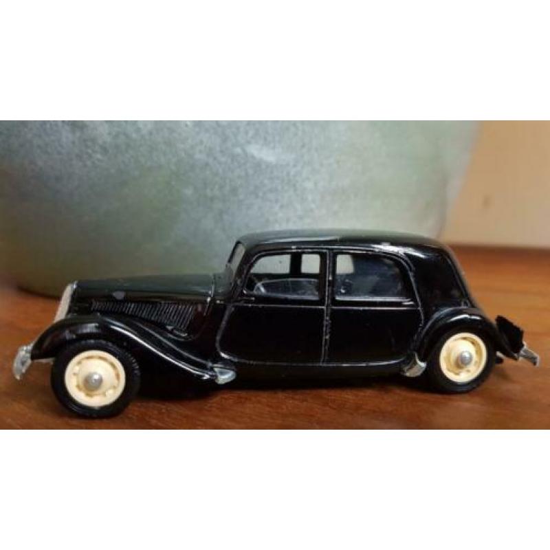 Zwarte Citroën 15 Six 1939 motorkap kan omhoog geklapt worde