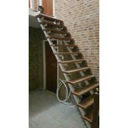 Recht trap, 14 treden, stalen frame, hardhouten tredes