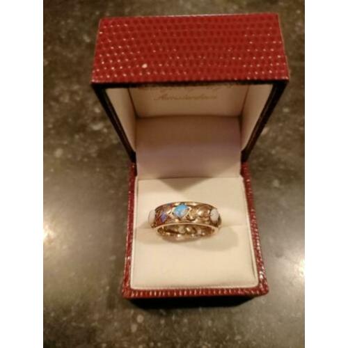 Gouden ring met kleine opalen