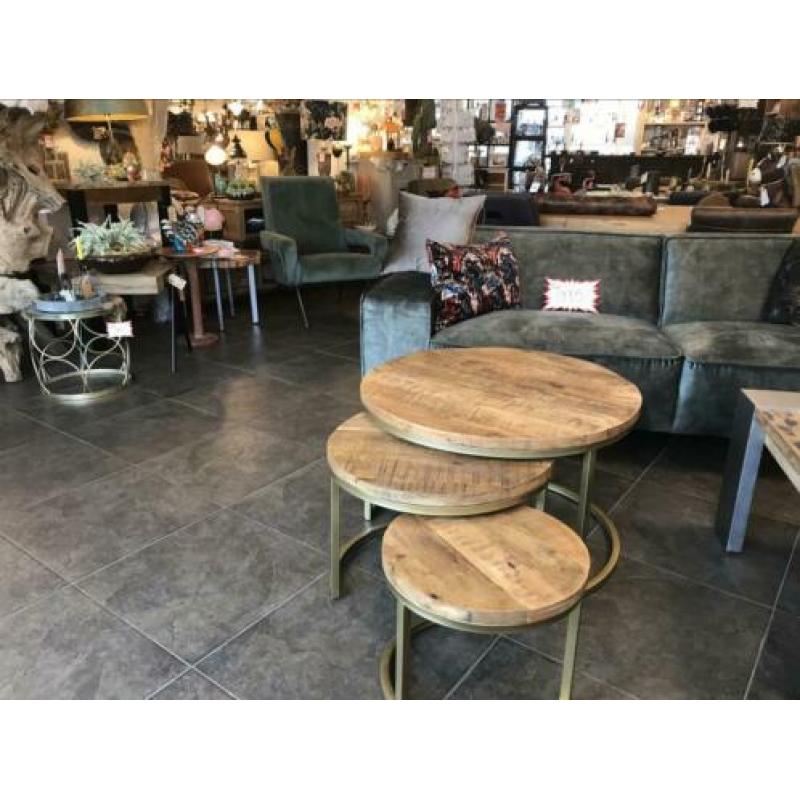 Direct uit de winkel leverbaar . Set van 3 mango