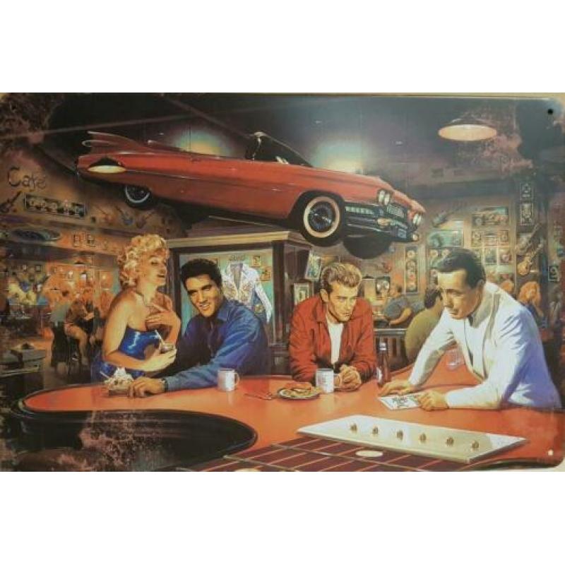Beroemdheden elvis marilyn enz onder auto reclamebord metaal