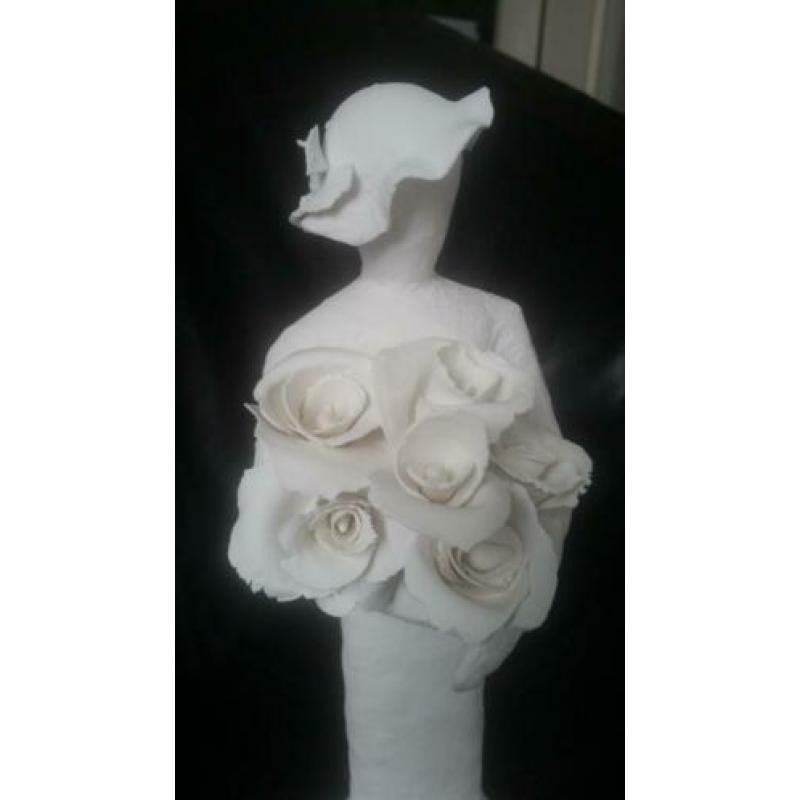 Nieuwe wit-klei beeld, vrouw met hoed en rozen, 31,5 cm hoog