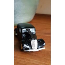 Zwarte Citroën 15 Six 1939 motorkap kan omhoog geklapt worde