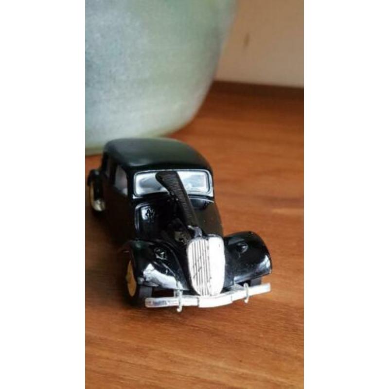 Zwarte Citroën 15 Six 1939 motorkap kan omhoog geklapt worde