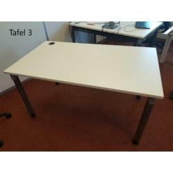 Verschillende bureaus en desk/balie aangeboden