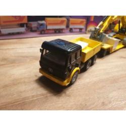 Siku 1:50 Mercedes met dieplader en rupskraan