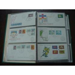 127 FDC's van de Nederlandse Antillen in een groen FDC-album