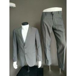 Tommy Hilfiger kostuum. Grijs. Maat 48. Mist 1 knoop