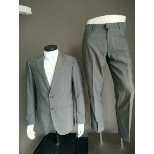 Tommy Hilfiger kostuum. Grijs. Maat 48. Mist 1 knoop
