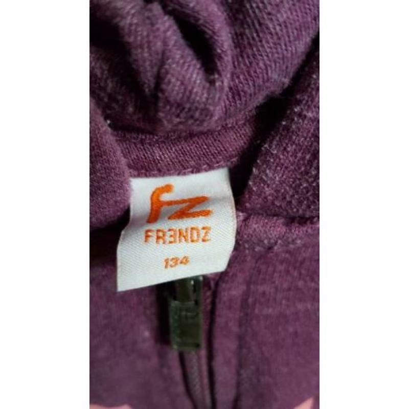 Paarse onesie maat 134