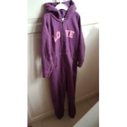 Paarse onesie maat 134