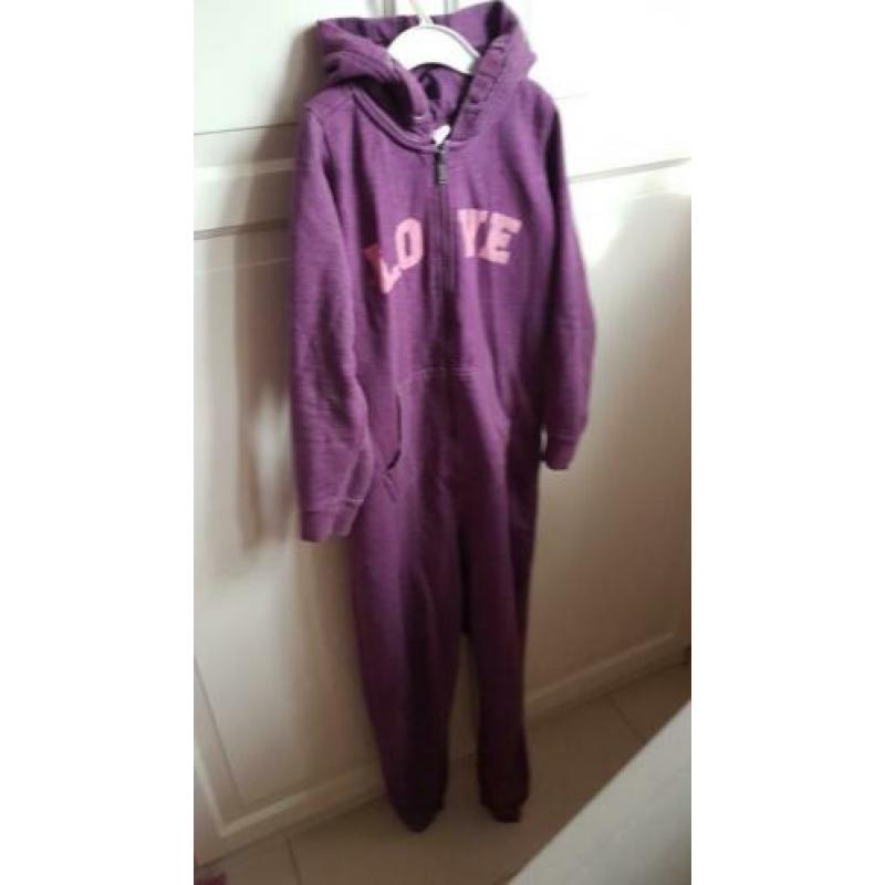 Paarse onesie maat 134