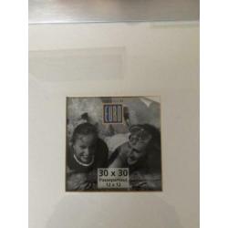 Fotolijst 30x30 met paspartoe van 12x12cm. RVS rand.