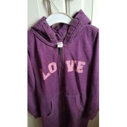 Paarse onesie maat 134