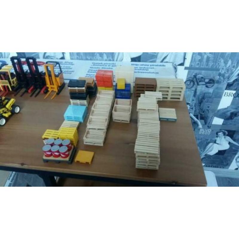 Partij miniatuur pallets en kisten (divers)