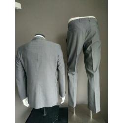 Tommy Hilfiger kostuum. Grijs. Maat 48. Mist 1 knoop