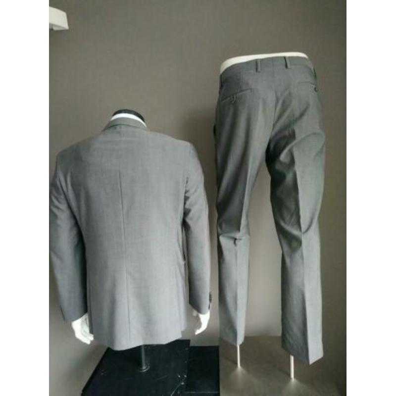 Tommy Hilfiger kostuum. Grijs. Maat 48. Mist 1 knoop
