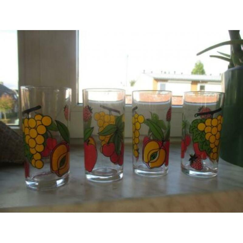 4 drinkglazen jaren 70 design retro 12 cm hoog fruit