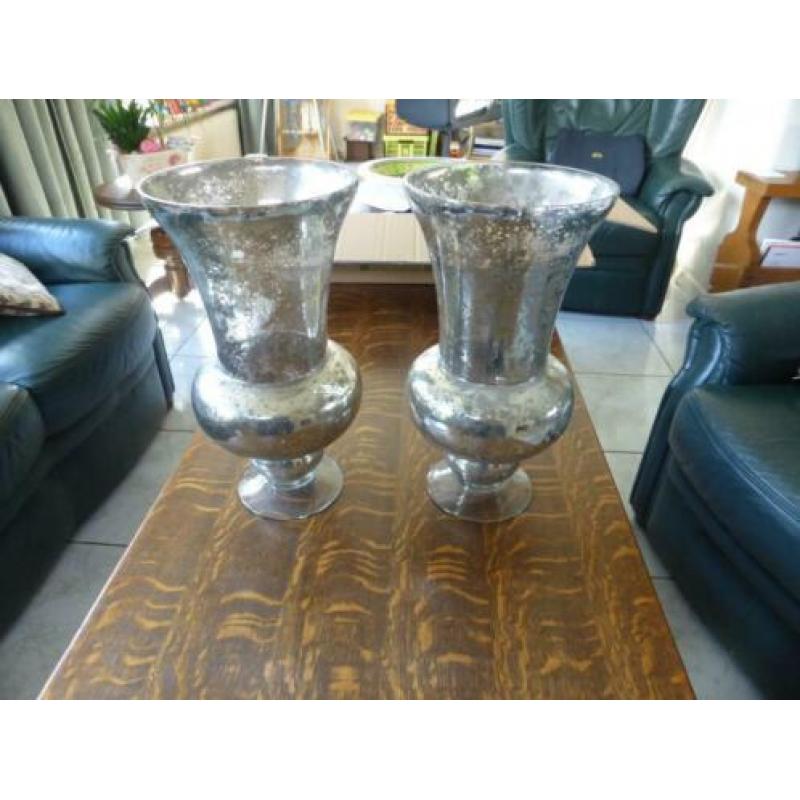 Te koop 2 Glazen vazen heel mooi 38 cm hoog en 20 cm rond.