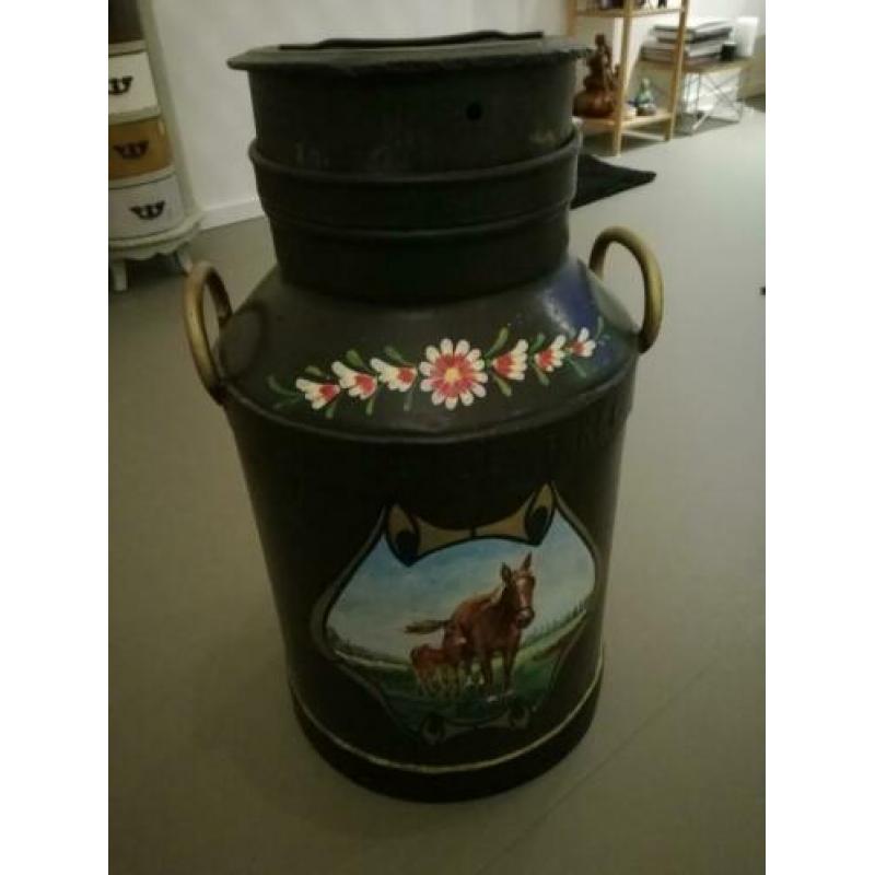 Beschilderde melkbus