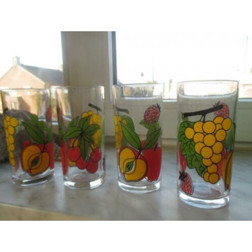 4 drinkglazen jaren 70 design retro 12 cm hoog fruit