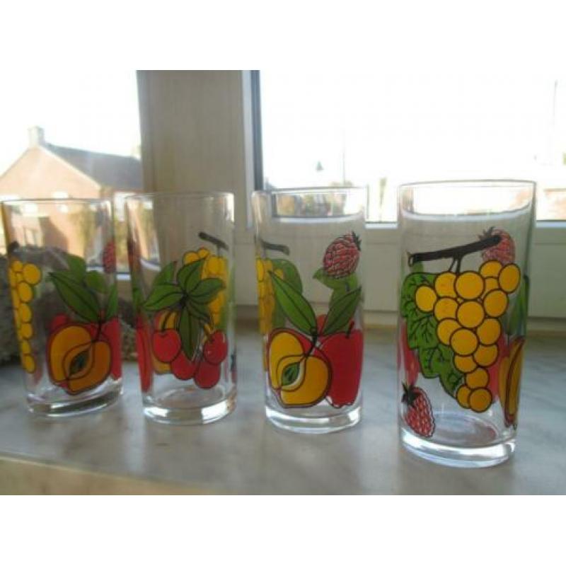 4 drinkglazen jaren 70 design retro 12 cm hoog fruit