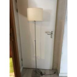 Lamp met verschillende kappen!