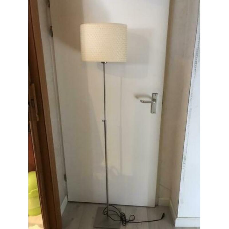 Lamp met verschillende kappen!