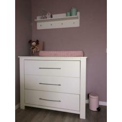 Complete babykamer met kast, commode, ledikant en wandrek
