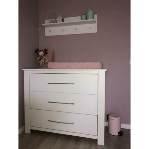 Complete babykamer met kast, commode, ledikant en wandrek