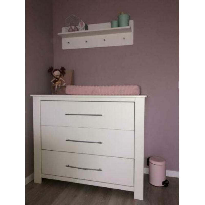 Complete babykamer met kast, commode, ledikant en wandrek