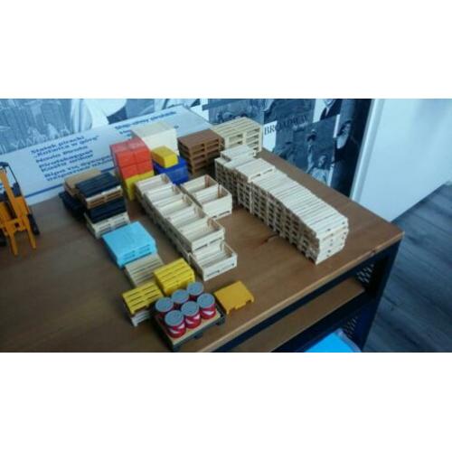 Partij miniatuur pallets en kisten (divers)