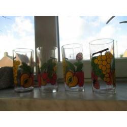 4 drinkglazen jaren 70 design retro 12 cm hoog fruit