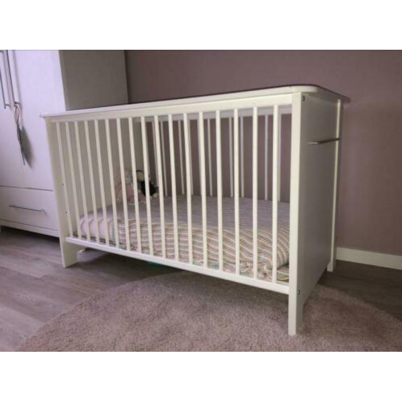 Complete babykamer met kast, commode, ledikant en wandrek