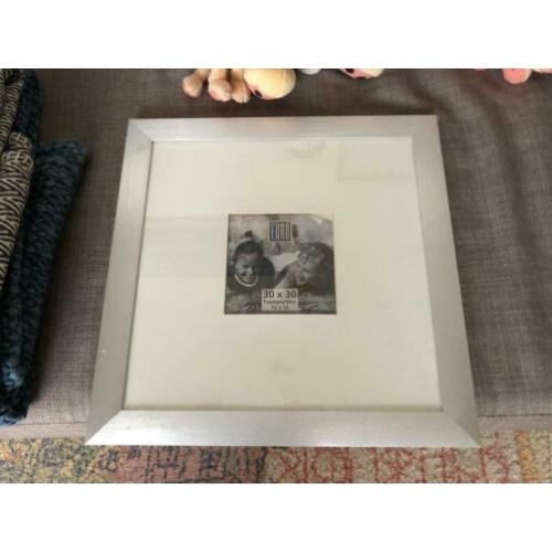 Fotolijst 30x30 met paspartoe van 12x12cm. RVS rand.