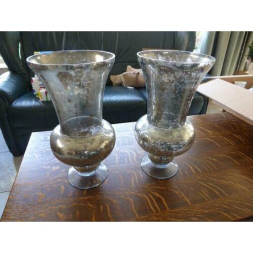 Te koop 2 Glazen vazen heel mooi 38 cm hoog en 20 cm rond.