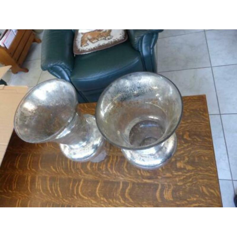 Te koop 2 Glazen vazen heel mooi 38 cm hoog en 20 cm rond.