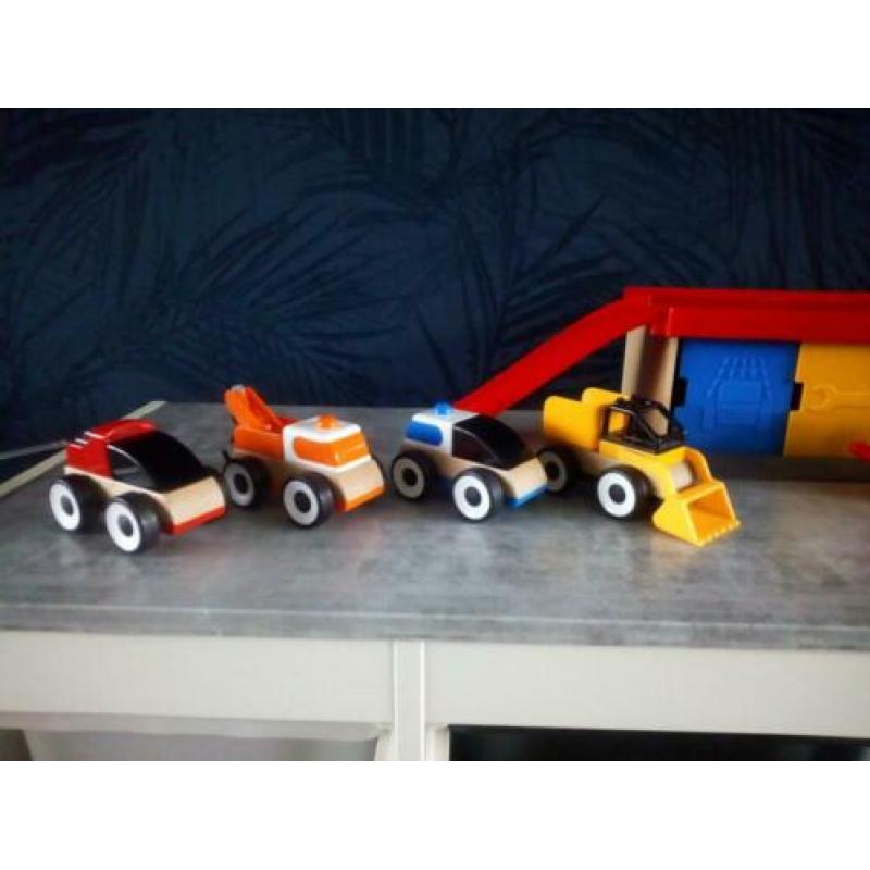IKEA Lillabo garage met 4 auto's en 5 poppetjes.